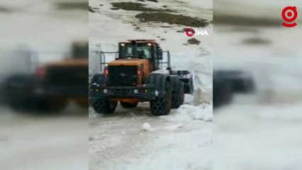 Mayıs ayında iş makinesinin boyunu geçen karlı yollarda çalışma