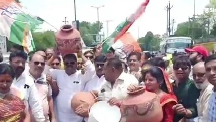 उज्जैन: जल प्रदाय को लेकर मटकी फोड़ कर शहर कांग्रेस ने किया विरोध प्रदर्शन