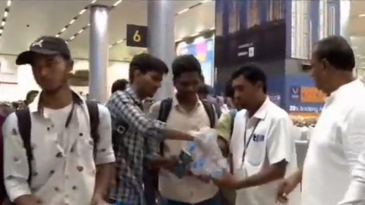మణిపూర్ నుండి సురక్షితంగా ఎయిర్ పోర్ట్‌కి చేరుకున్న విద్యార్థులు