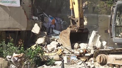 Büyükçekmece'de Depreme Dayanıksız Binalar Yıkıldı