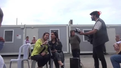 Gönüllülerden sosyal destek: Depremzede down sendromu kızı eğlendirdiler