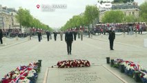 شاهد: في ذكرى النصر على النازيين.. ماكرون يضع إكليلا من الزهور على قبر الجندى المجهول