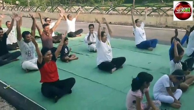 पत्रिका अमृतम जलम् : तालाब में रापा-गैंती लेकर उतरे अफसर-समाजसेवी-जनप्रतिनिधि