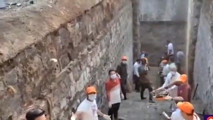 धार: बावडियों की सामाजिक व धार्मिक संगठन से जुड़े लोगों ने प्राचीन लाल बाग स्थित बावड़ी की सफाई