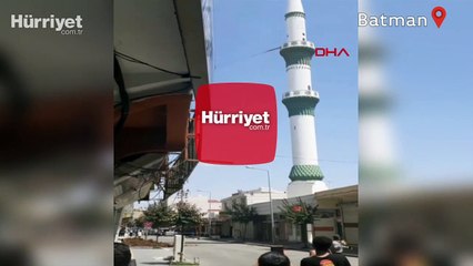 Depremde hasar gören minare kontrollü olarak yıkıldı