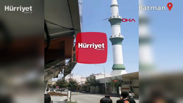 Depremde hasar gören minare kontrollü olarak yıkıldı
