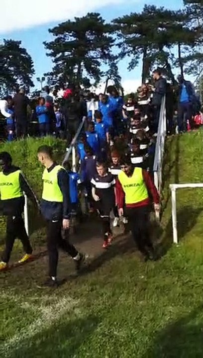 Descente des escaliers pour la finale des U 10 entre CHAMPIONNET SPORTS et SFC95