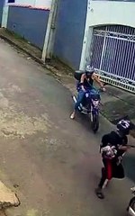 Homem 'briga' com mulher durante assalto, mas abandona veículo roubado