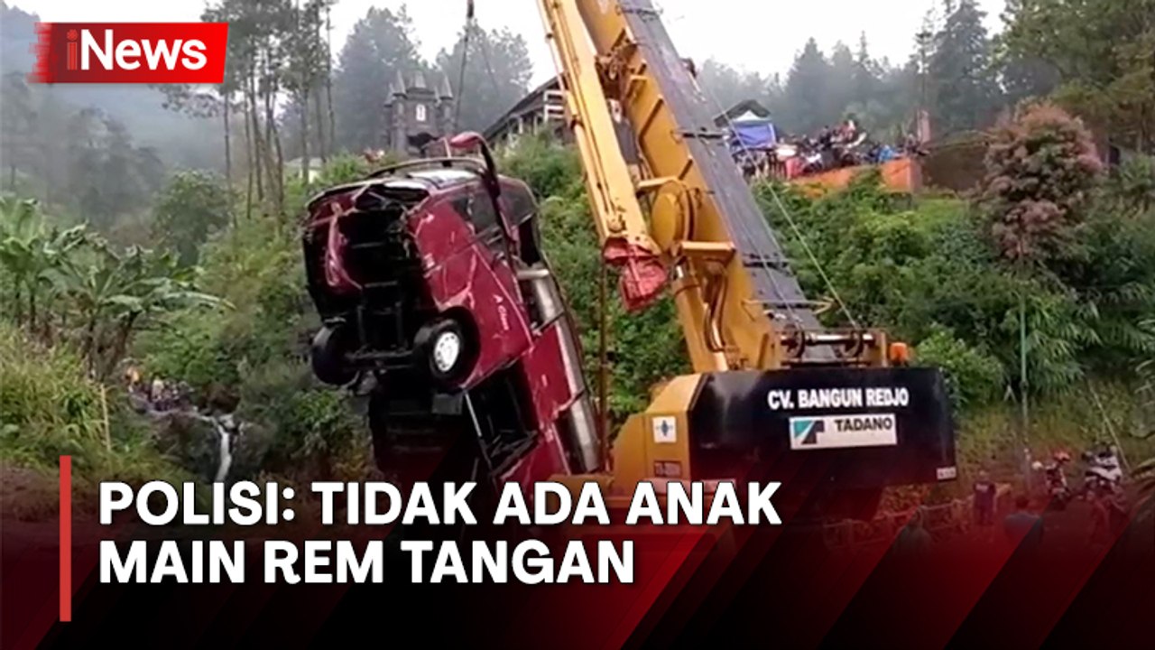 Evakuasi Bus Masuk Jurang di Guci Sempat Alami Kendala, Petugas Kerahkan Alat Berat