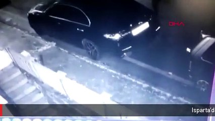 Isparta'da Muhtarın Otomobiline Zarar Verildi