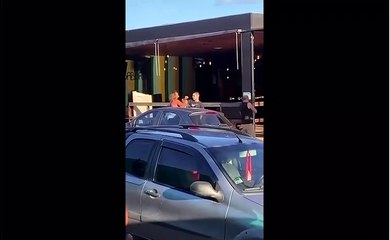VÍDEO: Cliente rejeita pagar conta, arremessa e quebra objetos em restaurante