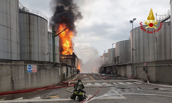 Faenza, maxi incendio nella distilleria Caviro: 15 silos in fiamme (08.05.23)