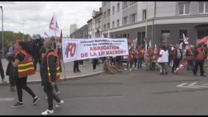 A Lione nuova protesta con le pentole contro Macron e le pensioni