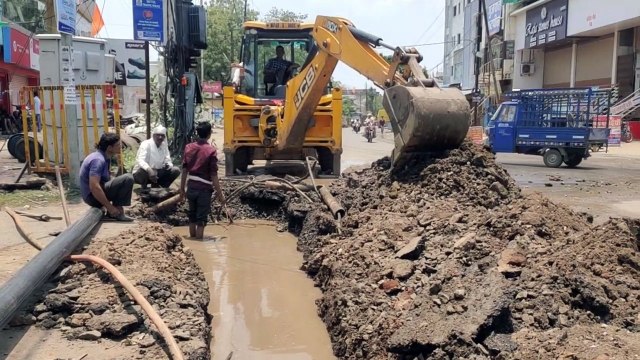 कहीं पाइप लाइन क्षतिग्रस्त तो, कहीं वॉल्व लीकेज से हो रही पानी की बर्बादी