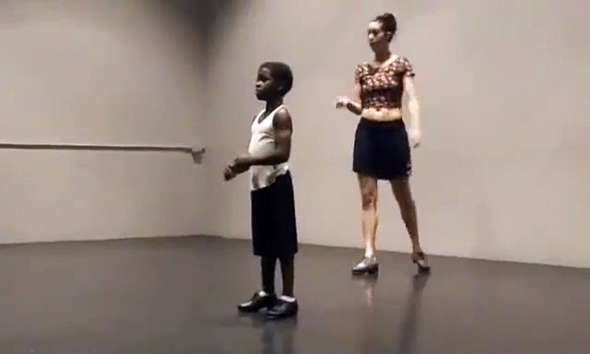 Ce gamin est un génie des claquettes... Bluffant
