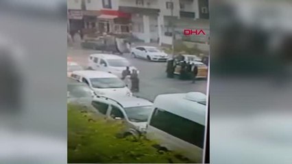 KENDİLERİNİ ALMAYAN SÜRÜCÜYE YUMRUKLA SALDIRIP, TUTUNDUĞU TAKSİYLE 100 METRE SÜRÜKLENDİ