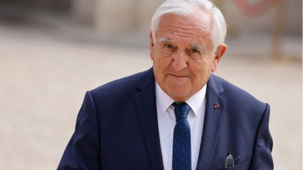GALA VIDÉO - Jean-Pierre Raffarin : l’ex-Premier ministre cite Johnny Hallyday en direct, la tirade qui étonne