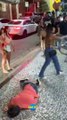 Policial penal é agredido com soco, cai e leva chutes na cabeça durante briga em bar