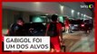 Jogadores do Flamengo são hostilizados por torcedores ao desembarcarem no RJ