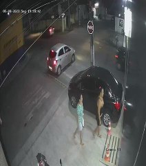 Viatura policial se choca com carro e capota