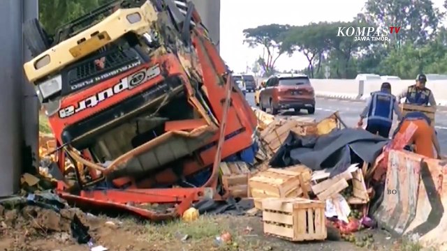 Diduga Sopir Mengantuk, Truk Angkut Buah Terguling di Bawah Fly Over Tol Gempol - Surabaya
