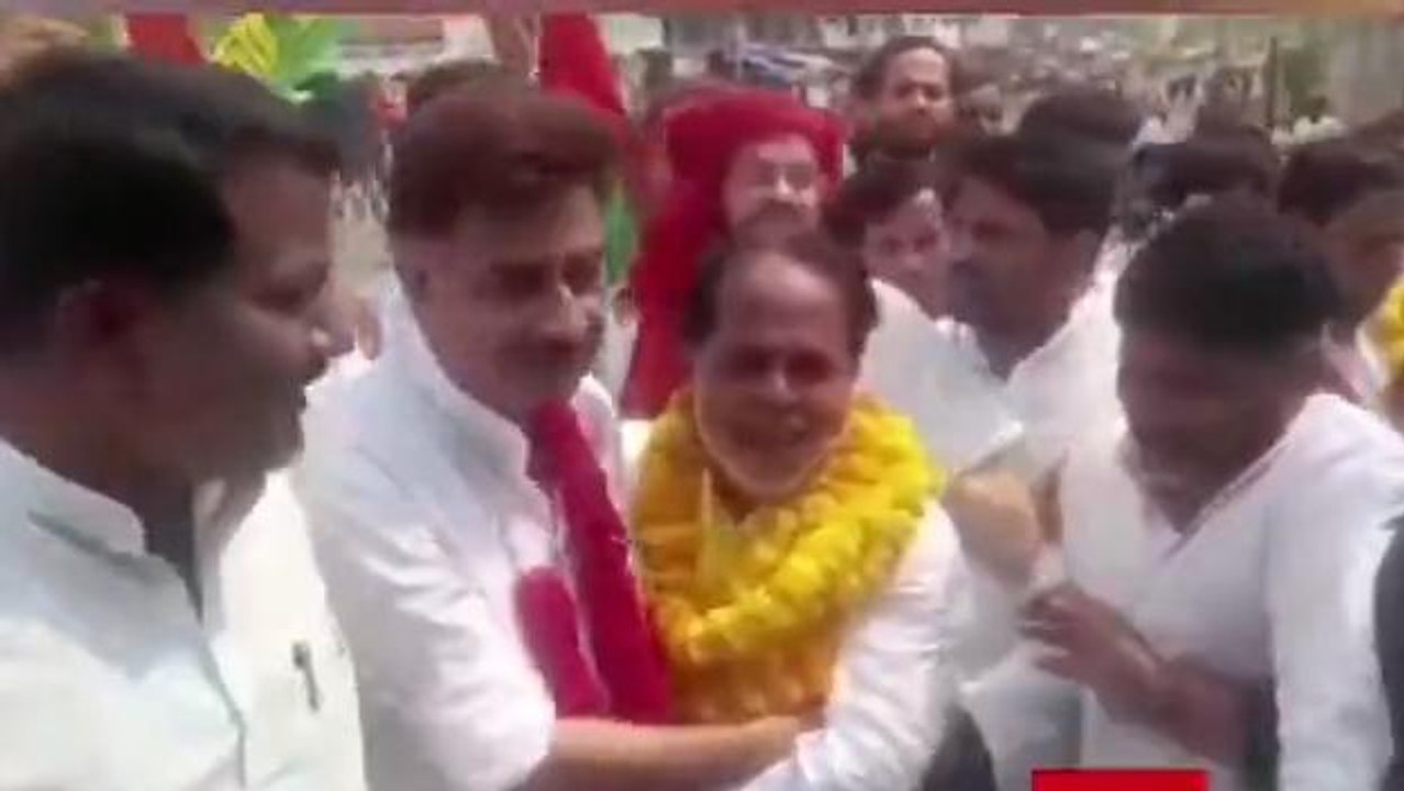 सुलतानपुर में किसने दिया ये नारा- 'सपा का नारा है, खाली प्लाट हमारा है'