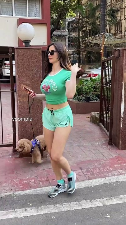 She be twinning with that water tank Giorgia Andriani spotted taking her doggo out for a walk