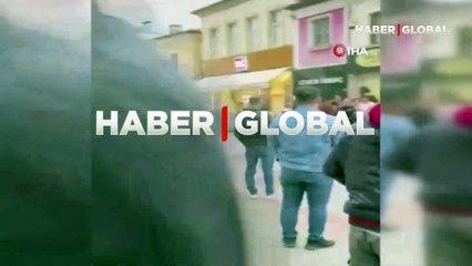 Polise yumruk atan şahsı linçten yine polis kurtardı