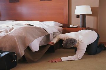 سائح يكتشف بالصدفة جثة تحت سريره في الصين