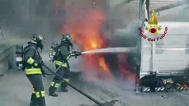 Rozzano, camion prende fuoco sulla rampa della Tangenziale ovest