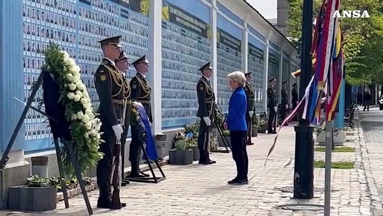 Ucraina, von der Leyen visita il muro dei caduti a Kiev