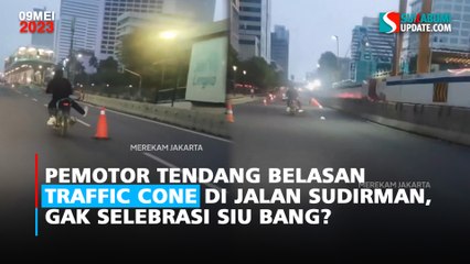 Pemotor Tendang Belasan Traffic Cone di Jalan Sudirman, Kurang Selebrasinya Bang!