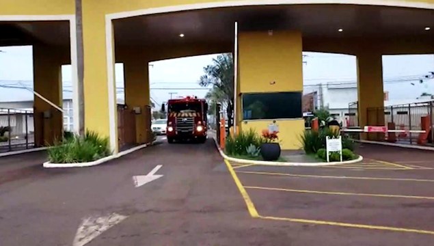 Moto elétrica pega fogo em garagem no Condomínio Treviso e causa danos em outros veículos e em residência