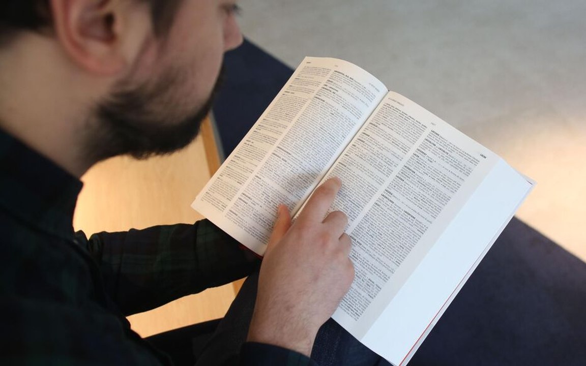 « PLS », « Bader », « mégenrer »… 150 nouveaux mots font leur entrée dans le Larousse et le Robert