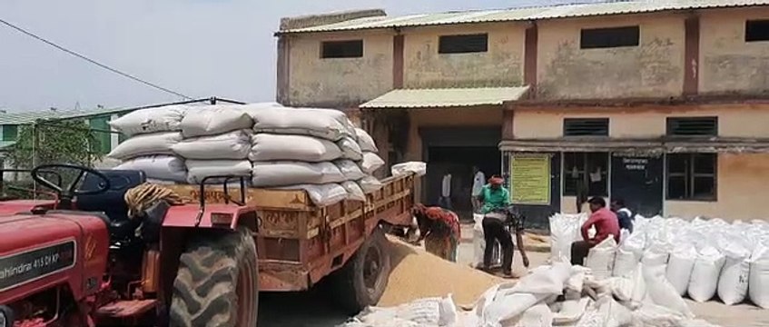 मंड़ी में किसान की उपज की खरीदी करते हुए