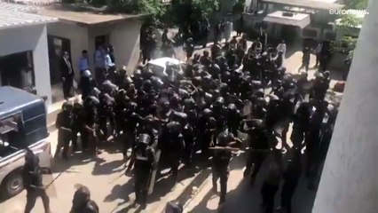 توقيف رئيس الوزراء الباكستاني السابق عمران خان خلال وجوده في المحكمة (الشرطة)