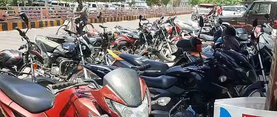 इस तरह छत्रसाल चौक के पास सड़क किनारे पार्क हो रहे वाहन