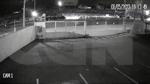 Câmera flagra acidente entre caminhões que deixou BR-277 interditada com frutas e legumes