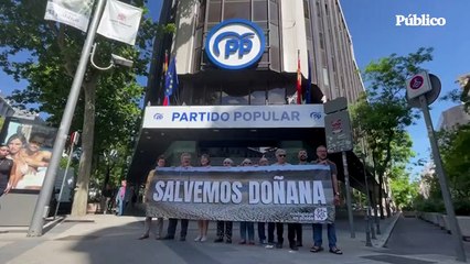 Descargar video: Vídeo | Ecologistas protestan frente a la sede del PP para denunciar las 