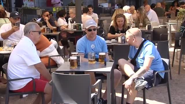 Aficionados del Manchester City invaden la Plaza Mayor