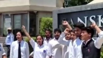 मथुरा: यूनिवर्सिटी के गेट पर छात्र-छात्राओं ने किया प्रदर्शन, शिक्षा के नाम पर व्यापार का आरोप