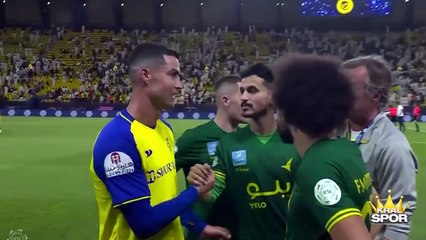 Cristiano Ronaldo, fotoğraf çektirmek isteyen rakip takım çalışanını itti!