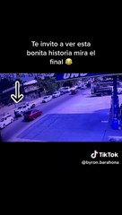 Hondureña 'trolea' a taxista luego de chocarle el carro