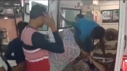 हाथरस: शादी समारोह में जा रहे बाइक सवार दंपत्ति के हुआ दर्दनाक हादसा