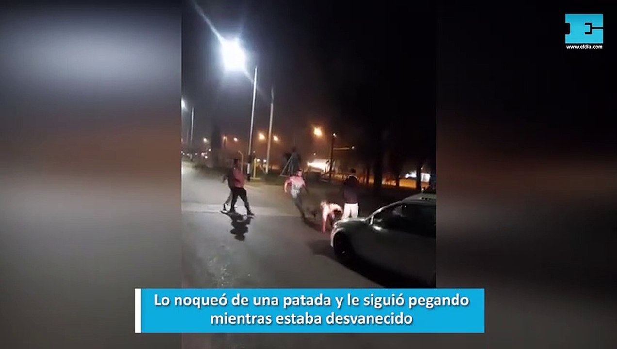 Lo noqueó de una patada y le siguió pegando mientras estaba desvanecido