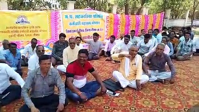 मामा तूने बात न मानी, नहीं बटेगा राशन पानी के नारों के साथ मध्य प्रदेश सहकारी समिति के कर्मचारी अनिश्चितकालीन हड़ताल पर