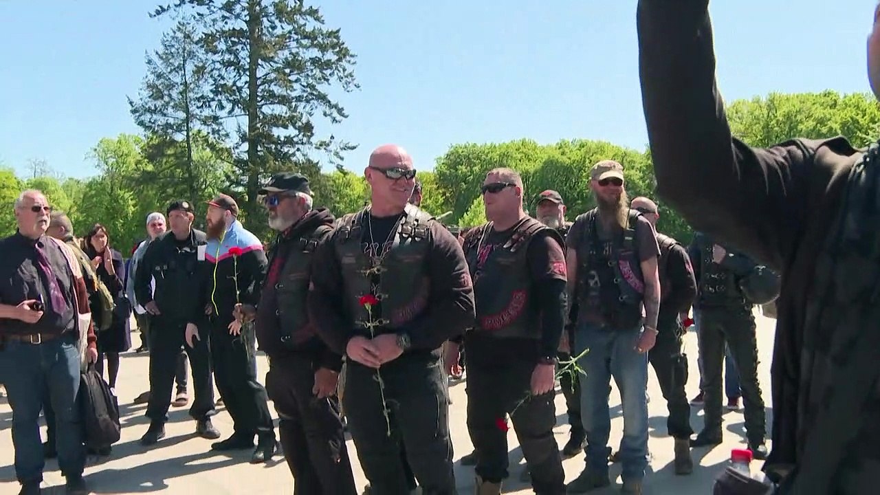 Putin-loyale 'Nachtwölfe' fahren in Berlin vor