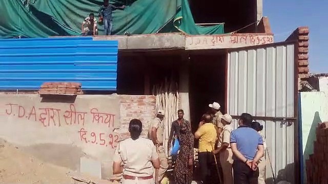 दो अवैध इमारतें सील, एक कॉलोनी की ध्वस्त