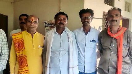 भाजपा कांग्रेस नेताओं के खिलाफ हुए 35 गांव के किसान