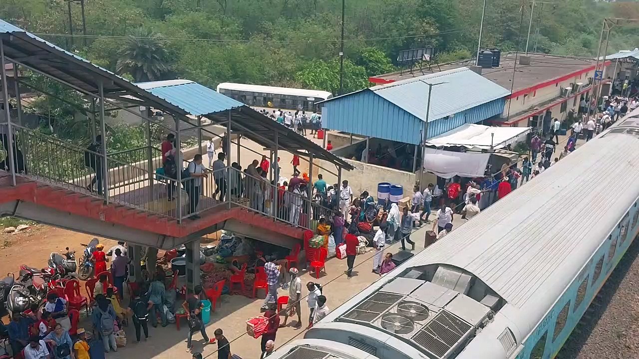 वीडियो स्टोरीः उरकुरा स्टेशन पर यात्रियों की भीड़, प्लेटफार्म छोटा इसीलिए दो बार रोकी ट्रेन